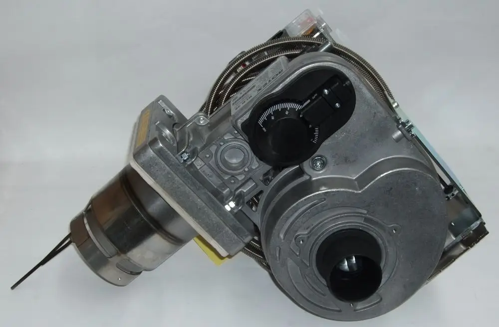Daikin Öl-Brenner in kompakter Bauform, metallische Oberfläche, mit Bedienelement und Anschlussmöglichkeiten, geeignet für Heizsysteme.
